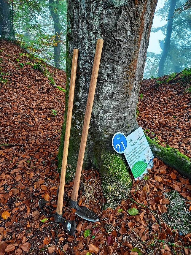 Äxte und ein abgehängtes Schild