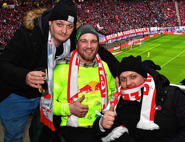 Drei Brüder auf Reisen: Steven, Kevin und Dennis Simanowski (von links) hatten Spaß beim 2:1-Sieg von RB Leipzig gegen Eintracht ...