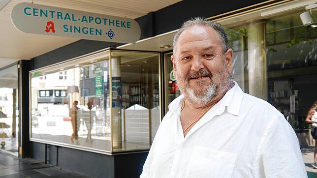 Apotheker Johannes Danassis vor seinem Geschäft in der Singener Innenstadt. Aktuell können Kunden in der Central-Apotheke keine ...