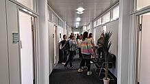 Die Gäste der Eröffnung besichtigen die Therapieräume in der neuen psychologischen Hochschulambulanz.