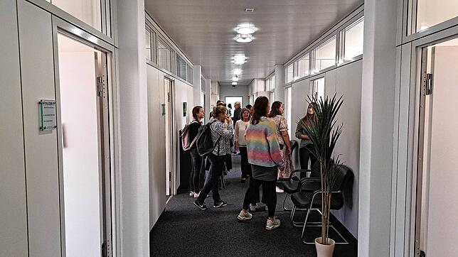 Die Gäste der Eröffnung besichtigen die Therapieräume in der neuen psychologischen Hochschulambulanz.