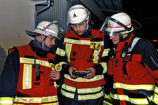 Bild 15: Feuerwehr, THW und DRK üben gemeinsam den Ernstfall. Hier gibt es die Bilder!