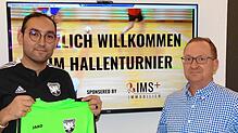 Ahmed Yegit (links), hier 2019 zusammen mit einem Sponsor, organisiert für den FC Wehr ein Freundschaftsturnier für die F-Jugend. Foto: ...