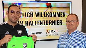 Ahmed Yegit (links), hier 2019 zusammen mit einem Sponsor, organisiert für den FC Wehr ein Freundschaftsturnier für die F-Jugend. Foto: ...