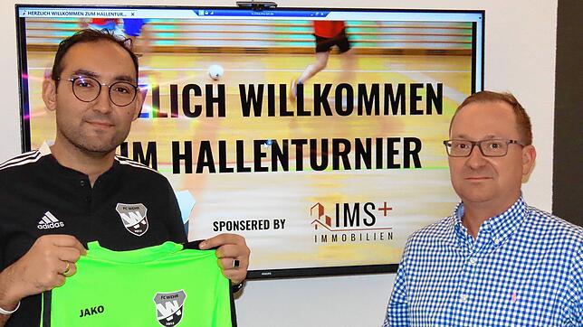 Ahmed Yegit (links), hier 2019 zusammen mit einem Sponsor, organisiert für den FC Wehr ein Freundschaftsturnier für die F-Jugend. Foto: ...