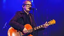 Sven Regener, Frontmann der Band Element of Crime, spielt und singt Ende März beim „Berlin Climate Aid“ Konzert am Brandenburger Tor. Am ...