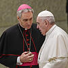 Einer der letzten Auftritte mit Franziskus: Bei der wöchentlichen Generalaudienz am 15. Februar spricht Georg Gänswein mit dem Papst. ...