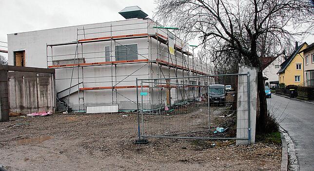 Unser Bild zeigt den Neubau der Großküche von der Herrengartenstraße aus. Hier wurde eine Zufahrt durch das alte Mauerwerk geschaffen. ...