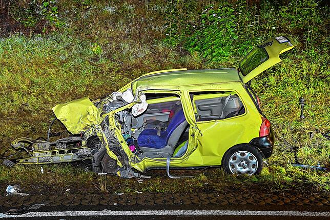 Das völlig demolierte Auto der Frau, die bei dem Unfall ums Leben kam.