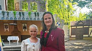 Charlotte Gramm (links) bekommt von Regisseurin Sarah Hohl für das Kinder- und Jugendstück Robin Hood Sprechrollen zugewiesen.