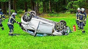 Ein Autofahrer kommt auf der Geutschestraße von der Fahrbahn ab, mäht einen Baum um und überschlägt sich mit seinem Fahrzeug. ...
