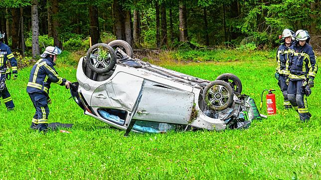 Ein Autofahrer kommt auf der Geutschestraße von der Fahrbahn ab, mäht einen Baum um und überschlägt sich mit seinem Fahrzeug. ...
