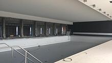 Viel fehlt nicht mehr, bis das neue Schwimmbecken das Wasser eingelassen werden kann. Während das Becken im Inneren mit gechlortem ...