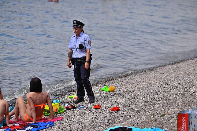 In Sipplingen versucht das Ordnungsamt Anfang August, den Strand zu räumen.