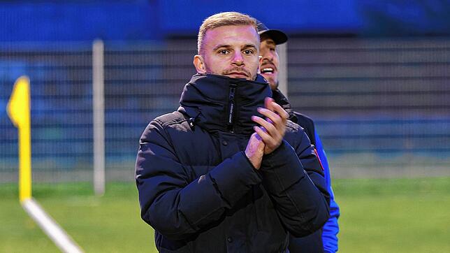 Remis zum Einstand: Der neue Trainer Arben Gashi (vorn, mit Co-Trainer Julian Jäger) startete mit einem 2:2 gegen den FC Wittlingen in ...