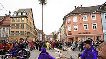 Auch sie könnten mir ihrem wuchtigen Spiel den Narrenbaum wohl in Schwingung versetzen. Villingens Guggenmusik Hätte Lila sorgt hier ...