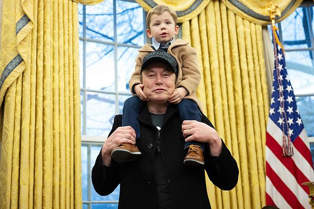 Elon Musk mit seinem Sohn X Æ A-Xii. Erst Anfang März ist Musk zum 14. Mal Vater geworden.
