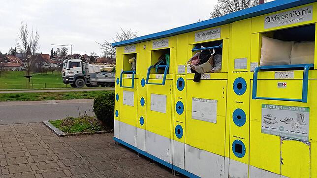 Eine Sammelstation auf dem Parkplatz des Einkaufszentrums La Piazza in Überlingen quillt über. Teils in offenen Tüten wurde die Kleidung ...