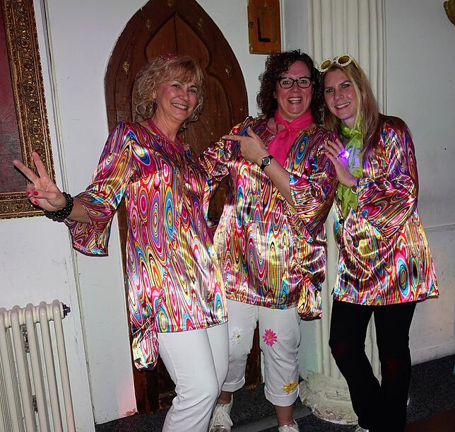 Martina Burkart, Sonja Strunk und Jutta Frick (von links) feiern ausgelassen zur Musik der 80er und 90er Jahre.
