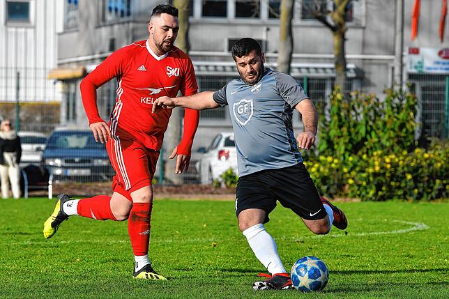 Doppelrolle: Servet Ay-Güven (rechts, im Spiel gegen den SV Jestetten) ist bei Bosporus FC Friedlingen sowohl als Spieler als auch als ...