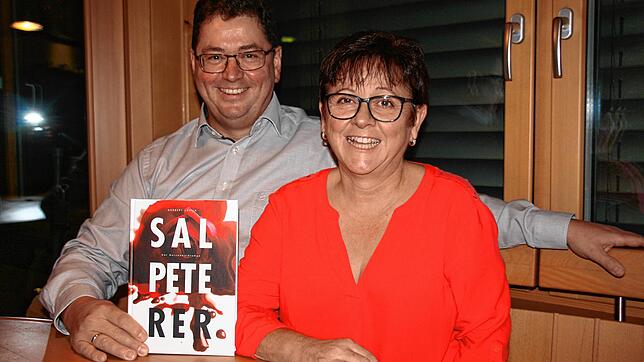 Norbert und Annette Lüttin mit dem Hotzenwaldroman &bdquo;Salpeterer&ldquo; nach einer Volksgeschichte von Alexander Würtenberger. Bild: ...