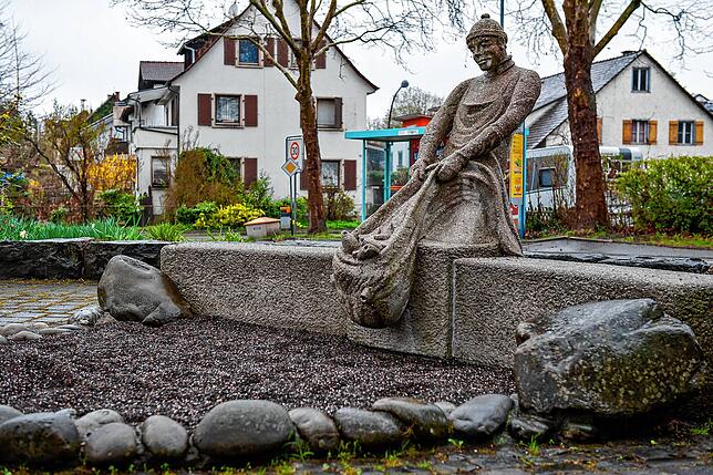 Selbst in den Fischerbrunnen Nussdorf fließt kein Wasser mehr. Der Fischer zieht das Netz nun aus einem Kiesbett.