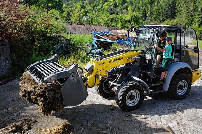 Der Uttenhofer Landwirt Stefan Leichenauer mit Sohn Nils beim Transportieren von siliertem Grasfutter.