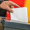 Ein Wähler wirft bei der Bundestagswahl 2017 seinen Stimmzettel in die Wahlurne.