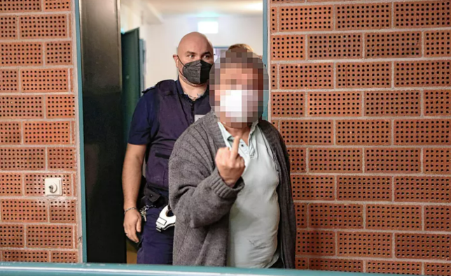 Der Angeklagte Klaus F. macht deutlich, was er davon hält, fotografiert zu werden.