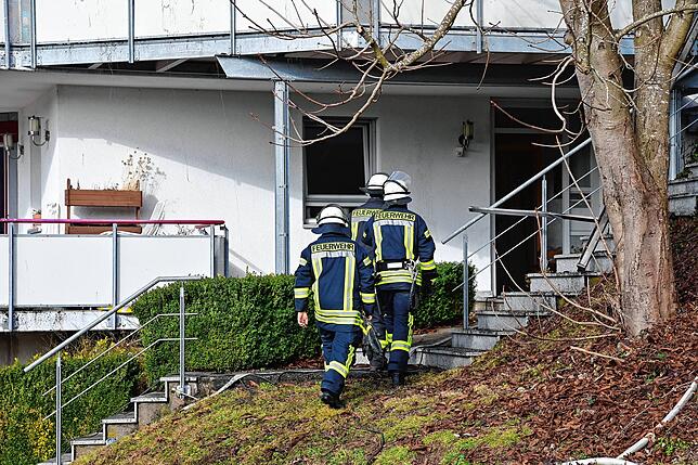 Die Feuerwehr kann das Haus erst nach mehreren Stunden betreten, zuvor bestand die Gefahr eines Einsturzes.