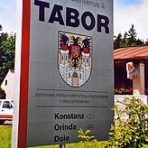 Am Ortseingang von Tábor prangte im Jahr 2004 dieses Willkommensschild, auf dem auch die Partnerstädte verzeichnet waren.