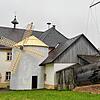 Etwa zehn Meter hoch ist die Windmühle zentrales Element der Freilichtkulisse im Klostergarten in Riedern.
