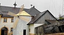 Etwa zehn Meter hoch ist die Windmühle zentrales Element der Freilichtkulisse im Klostergarten in Riedern.