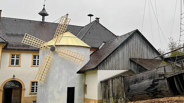 Etwa zehn Meter hoch ist die Windmühle zentrales Element der Freilichtkulisse im Klostergarten in Riedern.
