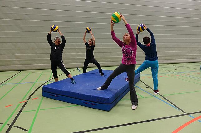 Marianne Gollor, Berit Diel (Trainerin), Dorothea Rogalla und Sonja Boos (von links) sind trotz des nur zweiwöchigen Trainings der "Fit ...