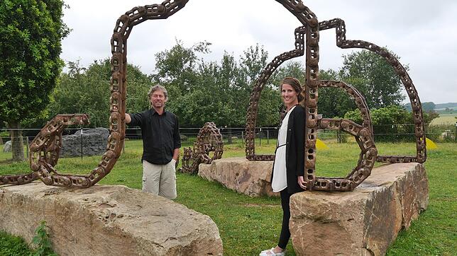 Sarah Isabelle Dekoj und Cornelius Hackenbracht vor einer Installation, die von Hackenbracht und Hansjörg Beck stammt. Im ...
