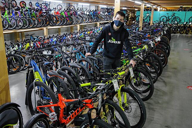 Mit Schutzmaske bedienen die Beschäftigten von Zweirad Joos in der Gottmadinger Filiale wie die anderen Bike-Geschäfte ihre Kunden. Die ...