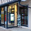 Im Windfang der neuen Tourist-Information hängt bereits ein digitales Display.