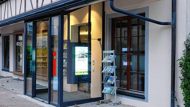 Im Windfang der neuen Tourist-Information hängt bereits ein digitales Display.