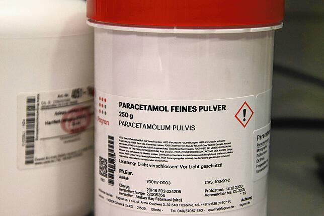 Das reine Paracetamol wird zusammen mit dem geschmolzenen Hartfett zu Fieberzäpfchen.