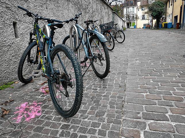 Fahrräder stehen in der Kirchgasse in Radolfzell an den neuen Radbügeln.