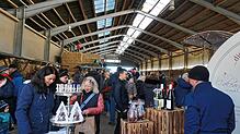 Groß ist die Resonanz beim Adventsmarkt auf dem Löffinger Haslachhof. Während die Erwachsenen die Bewirtung genießen, lieben die Kinder ...