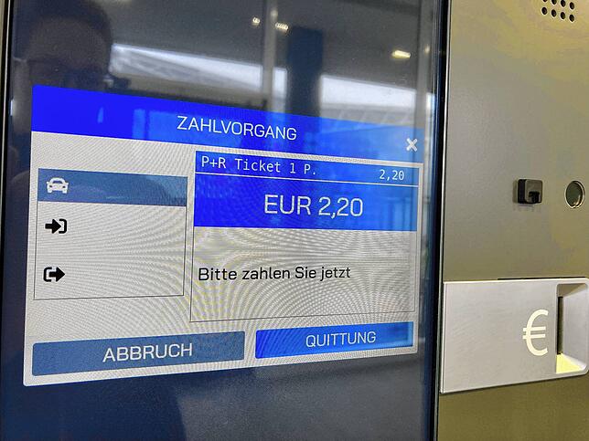 Am Kassenautomat im Parkhaus Sportpark kann man Park-and-Ride-Tickets inklusive ermäßigter Fahrkarte für den Stadtbus ziehen.