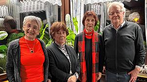 Wahlen und Ehrungen beim Gesangverein Erzingen (von links): Rosemarie Gehringer, Ingrid Büche, Erika Urban und Vorsitzender Ernst-Peter ...