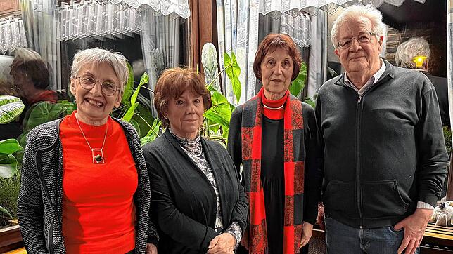 Wahlen und Ehrungen beim Gesangverein Erzingen (von links): Rosemarie Gehringer, Ingrid Büche, Erika Urban und Vorsitzender Ernst-Peter ...
