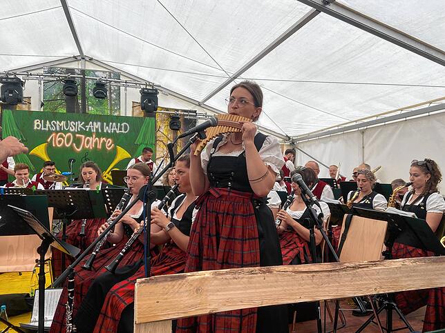 „Der einsame Hirte“, gespielt von Solistin Stefanie Riedesser auf der Panflöte und dem Musikverein Schwarzenbach aus dem Allgäu, ...
