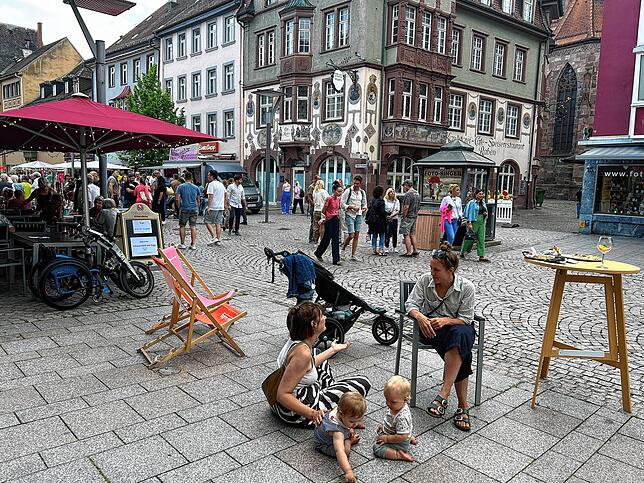 Viele Besucher nutzen die Veranstaltung zum Treffen und Genießen am Abend in der Innenstadt.