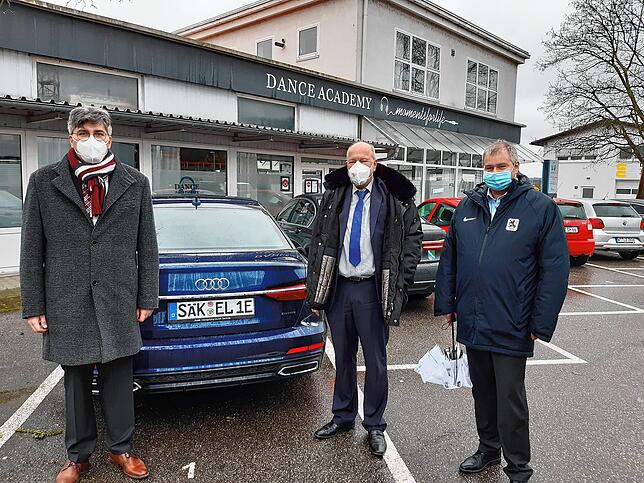 Humor am Dienstfahrzeug: Gemeinsam mit Landrat Martin Kistler (links) und Bürgermeister Alexander Guhl (rechts) nahm der Erste ...