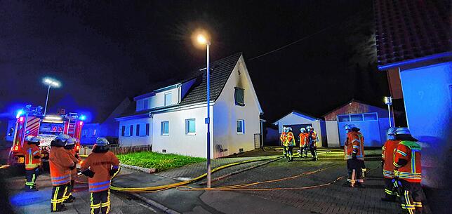 Die Feuerwehr leuchtet den Bereich um das brennende Haus in der Scharzwaldstraße in Blumberg taghell aus.