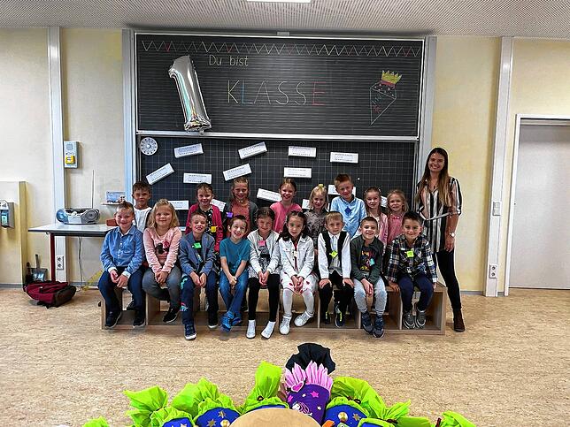 Einschulungsfoto der Grundschule Geisingen. Die Klassenlehrerin der 1b ist Kathrin Klink.